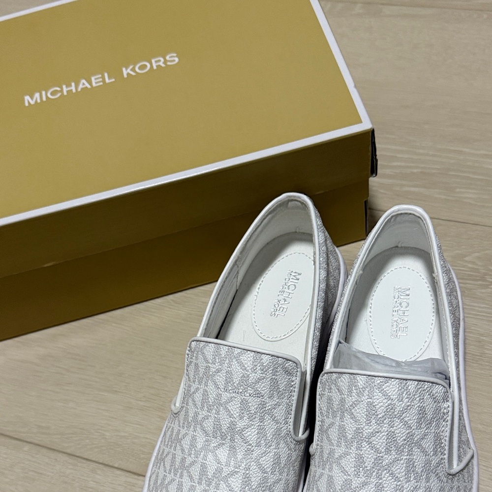 Michael Kors White Logo Slip-On Shoes NEW IN BOX - Picture 3 of 8